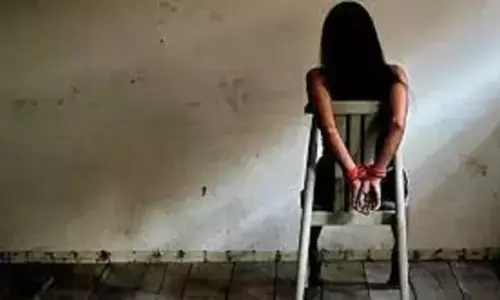 चाची संग जा रही युवती को कार में खींचकर किडनेप कर लिया चाची संग जा रही युवती को कार में खींचकर किडनेप कर लिया