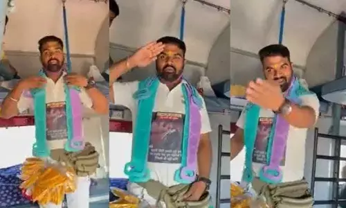 भारतीय रेलवे के ट्रेन वेंडर का वीडियो हुआ वायरल, वीडियो में नजर आए मोदी जी की चाय और योगी जी का काढ़ा बेचते हुए भारतीय रेलवे के ट्रेन वेंडर का वीडियो हुआ वायरल, वीडियो में नजर आए मोदी जी की चाय और योगी जी का काढ़ा बेचते हुए