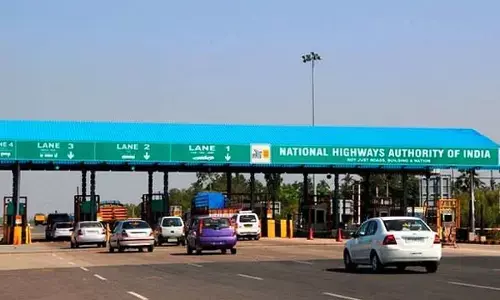 1 अप्रैल से हाईवे और एक्सप्रेसवे पर गाड़ी चलाना हो जायेगा महंगा, टोल टैक्स में हो जायेगा इजाफा
