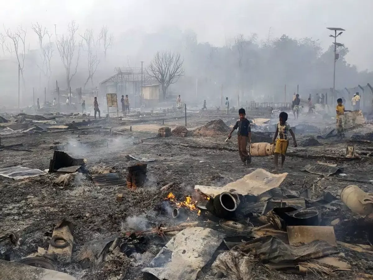 बांग्लादेश के रोहिंग्या कैंप में लगी भयानक आग! 2000 घर जलकर खाक, 12000 से ज्यादा लोग हुए बेघर, देखें तस्वीरे बांग्लादेश के रोहिंग्या कैंप में लगी भयानक आग! 2000 घर जलकर खाक, 12000 से ज्यादा लोग हुए बेघर, देखें तस्वीरे