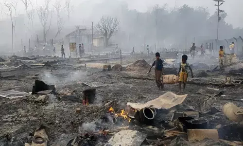 बांग्लादेश के रोहिंग्या कैंप में लगी भयानक आग! 2000 घर जलकर खाक, 12000 से ज्यादा लोग हुए बेघर, देखें तस्वीरे बांग्लादेश के रोहिंग्या कैंप में लगी भयानक आग! 2000 घर जलकर खाक, 12000 से ज्यादा लोग हुए बेघर, देखें तस्वीरे