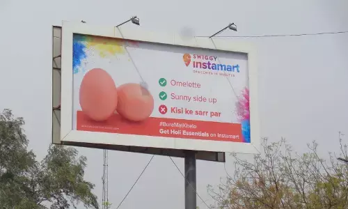 क्या हिन्दू त्योहारों को जानकर किया जा रहा है टारगेट, होली पर Swiggy का बिलबोर्ड हुआ वाइरल, जनता ने बोला माफी मांगे