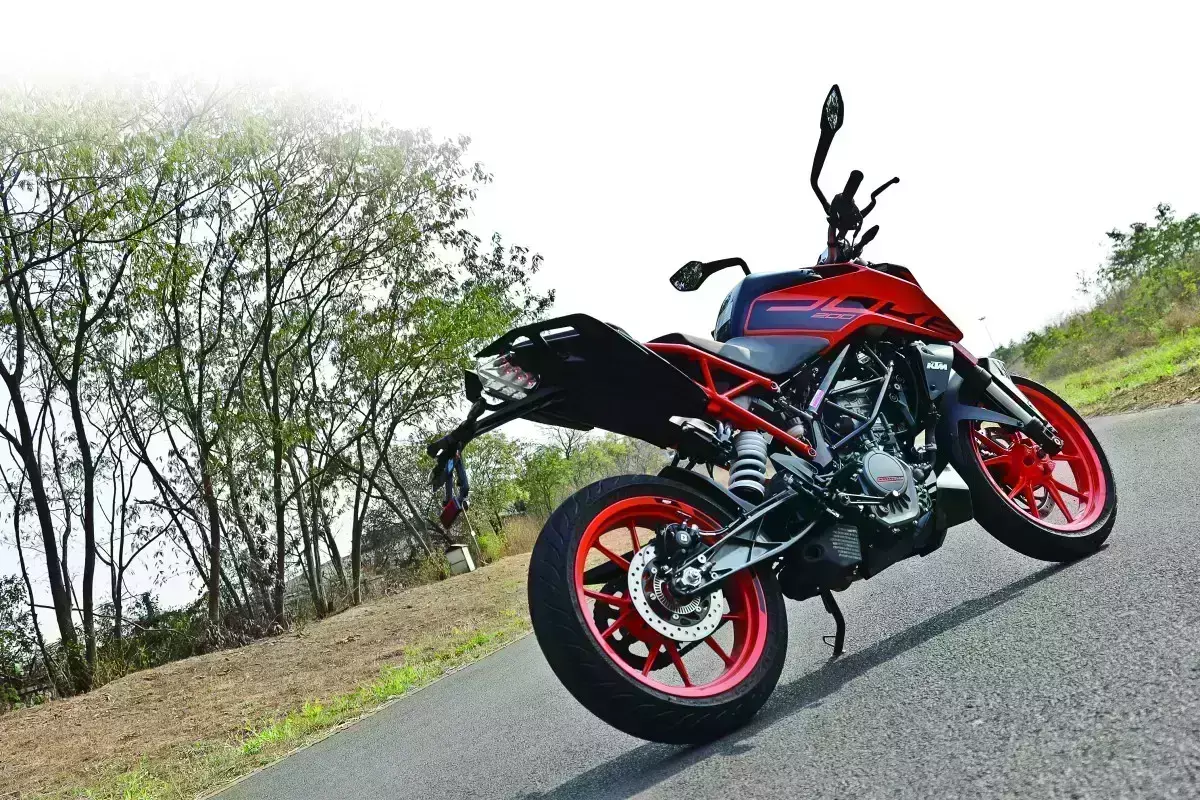 2020 की KTM Duke BS6 मचा रही धूम, बिक्री रुकने का नही ले रही नाम! 2020 की KTM Duke BS6 मचा रही धूम, बिक्री रुकने का नही ले रही नाम!