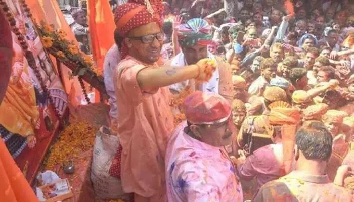 CM Yogi Ki Holi: सीएम योगी की अनोखी होली, रथ पर सवार, आंखों पर काला चस्मा लगाए लोगों पर रंग बरसा रहे थे योगी आदित्यनाथ