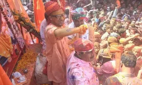 CM Yogi Ki Holi: सीएम योगी की अनोखी होली, रथ पर सवार, आंखों पर काला चस्मा लगाए लोगों पर रंग बरसा रहे थे योगी आदित्यनाथ CM Yogi Ki Holi: सीएम योगी की अनोखी होली, रथ पर सवार, आंखों पर काला चस्मा लगाए लोगों पर रंग बरसा रहे थे योगी आदित्यनाथ