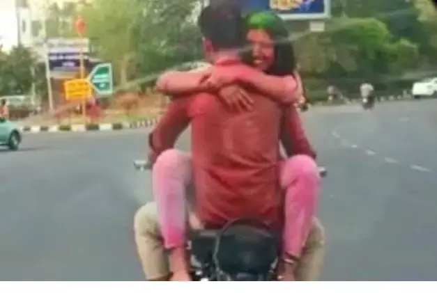 बुलेट की टंकी पर बैठ लड़की ने बॉयफ्रेंड को लगाया गले और फिर शुरू हुआ रोमांटिक स्टंट, वीडियो हो रहा है वायरल बुलेट की टंकी पर बैठ लड़की ने बॉयफ्रेंड को लगाया गले और फिर शुरू हुआ रोमांटिक स्टंट, वीडियो हो रहा है वायरल