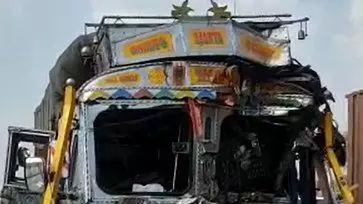 जौनपुर टोल प्लाजा पर ब्रेक फेल ट्रक ने चार कारों को मारी टक्कर,बाल बाल बचे लोग