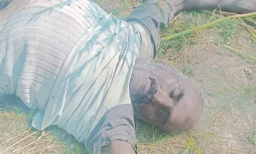 उमेश पाल हत्याकांड के शूटर साबिर के भाई की कोखराज इलाके में मिली लाश,पुलिस जांच में जुटी उमेश पाल हत्याकांड के शूटर साबिर के भाई की कोखराज इलाके में मिली लाश,पुलिस जांच में जुटी
