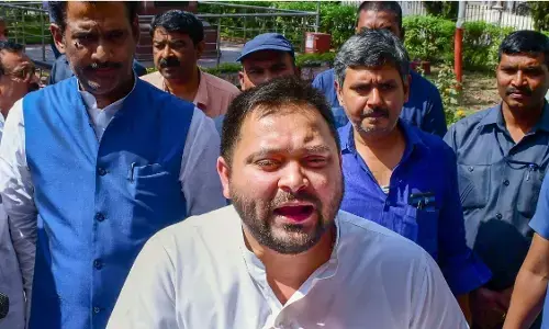 लालू परिवार की फिर बढ़ी मुश्किलें, दिल्ली से बिहार तक ED की 15 जगह छापेमारी, तेजस्वी यादव के दिल्लीवाले घर पर भी रेड लालू परिवार की फिर बढ़ी मुश्किलें, दिल्ली से बिहार तक ED की 15 जगह छापेमारी, तेजस्वी यादव के दिल्लीवाले घर पर भी रेड