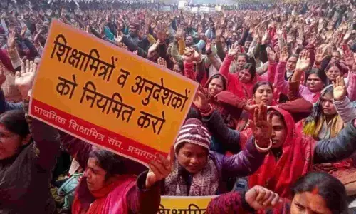 यूपी में अनुदेशक शिक्षा मित्र परेशान, लगातार हो रही है शिक्षा मित्र की मौतों से नहीं पिघल रही सरकार! यूपी में अनुदेशक शिक्षा मित्र परेशान, लगातार हो रही है शिक्षा मित्र की मौतों से नहीं पिघल रही सरकार!