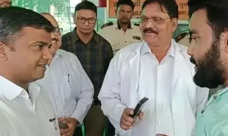 Noida : टांके लगवाने के नाम पर वार्ड बॉय ने मांगे तीन हजार, डीएम ने दिए कारवाई के निर्देश Noida : टांके लगवाने के नाम पर वार्ड बॉय ने मांगे तीन हजार, डीएम ने दिए कारवाई के निर्देश