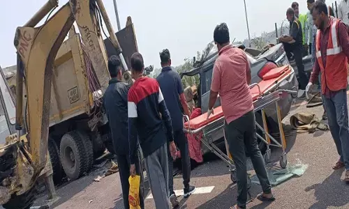 पूर्वांचल एक्सप्रेस-वे पर बड़ा हादसा: डंपर से टकराई कार, हादसे में 3 महिला समेत 5 की मौत