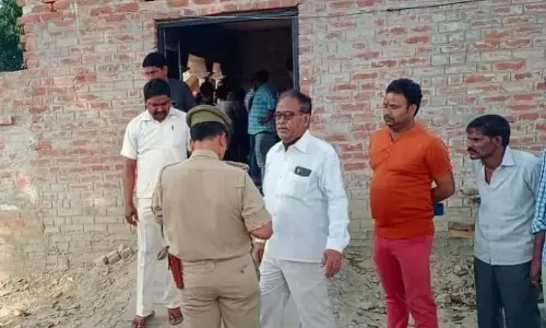 40 वर्षीय विवाहिता का संदिग्ध परिस्थितियों में कमरे के अंदर पंखे के सहारे लटकता मिला शव 40 वर्षीय विवाहिता का संदिग्ध परिस्थितियों में कमरे के अंदर पंखे के सहारे लटकता मिला शव