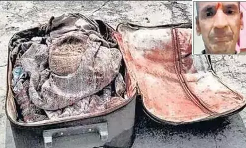 Gorakhpur Crime: बेटे ने पिता का किया नृशंस हत्या, आरी से रेता गला, सूटकेस में भरकर फेंका Gorakhpur Crime: बेटे ने पिता का किया नृशंस हत्या, आरी से रेता गला, सूटकेस में भरकर फेंका