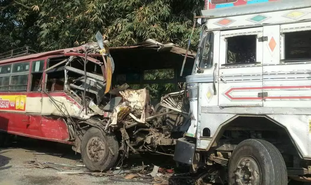 Aligarh News: ट्रक ने मारी रोडवेज बस में टक्कर, बस के उड़े परखच्चे, 12 यात्री घायल