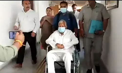 Land For Job Scam Case: राउज एवेन्यू कोर्ट में पेशी के लिए व्हीलचेयर पर कोर्ट पहुंचे लालू यादव, राबड़ी-मीसा भी साथ! Land For Job Scam Case: राउज एवेन्यू कोर्ट में पेशी के लिए व्हीलचेयर पर कोर्ट पहुंचे लालू यादव, राबड़ी-मीसा भी साथ!