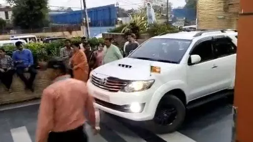 अभी अभी यूपी सरकार के Ex दर्जा प्राप्त राज्यमंत्री ने पत्नी समेत खाई कीटनाशक दवा, विधानसभा अध्यक्ष पहुंचे अस्पताल अभी अभी यूपी सरकार के Ex दर्जा प्राप्त राज्यमंत्री ने पत्नी समेत खाई कीटनाशक दवा, विधानसभा अध्यक्ष पहुंचे अस्पताल
