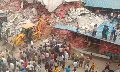 संभल में कोल्ड स्टोर अचानक ढहा, तीन दर्जन मलबे में दबे मजदूर संभल में कोल्ड स्टोर अचानक ढहा, तीन दर्जन मलबे में दबे मजदूर