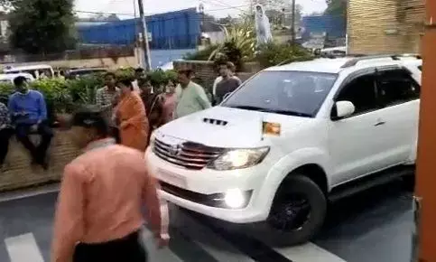 अभी अभी यूपी सरकार के Ex दर्जा प्राप्त राज्यमंत्री ने पत्नी समेत खाई कीटनाशक दवा, विधानसभा अध्यक्ष पहुंचे अस्पताल