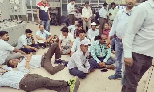 अभी अभी यूपी में बिजली विभाग की हड़ताल से मचा हाहाकार, गोरखपुर में एक दर्जन तो प्रयागराज जिले में 25 फीडर से सप्लाई बंद, देखिए सूची