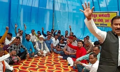 विद्युत कर्मियों का धरना अनवरत जारी, न सरकार का डर और न न्यायालय की अवमानना का भय