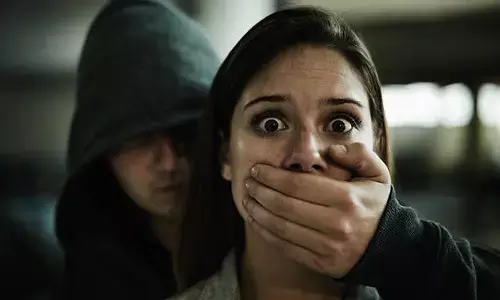 Gorakhpur News: छात्रा को सरेराह उठा ले गया प्रेमी, बोला कहीं और शादी की तो आग लगा दूंगा Gorakhpur News: छात्रा को सरेराह उठा ले गया प्रेमी, बोला कहीं और शादी की तो आग लगा दूंगा