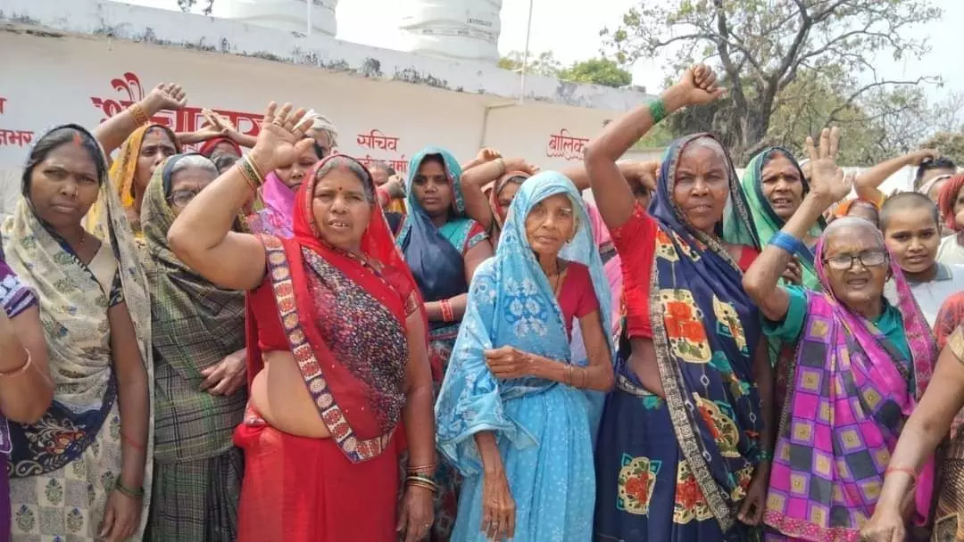 एयरपोर्ट से लेकर पूर्वांचल एक्सप्रेसवे के किनारे के गावों में किसानों की बैठकों का सिलसिला तेज, नहीं देंगे जमींन एयरपोर्ट से लेकर पूर्वांचल एक्सप्रेसवे के किनारे के गावों में किसानों की बैठकों का सिलसिला तेज, नहीं देंगे जमींन