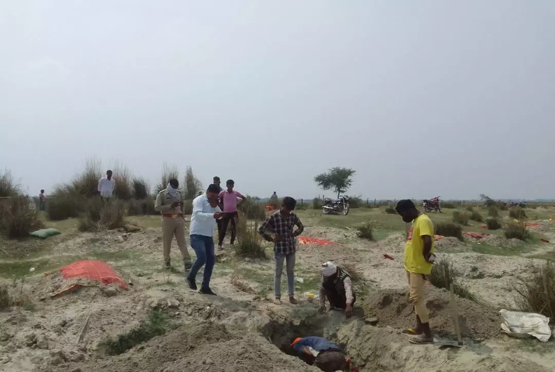 अभी अभी निकाली गई दफन की गई लाश, एक माह पूर्व संदिग्ध परिस्थितियों में हुई थी आटो चालक युवक की मौत अभी अभी निकाली गई दफन की गई लाश, एक माह पूर्व संदिग्ध परिस्थितियों में हुई थी आटो चालक युवक की मौत