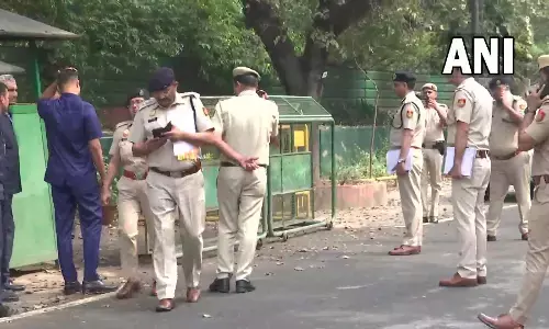 अभी-अभी राहुल गांधी के आवास पर पहुंची दिल्ली पुलिस, भारत जोड़ो यात्रा में दिए बयान से जुड़ा है मामला? अभी-अभी राहुल गांधी के आवास पर पहुंची दिल्ली पुलिस, भारत जोड़ो यात्रा में दिए बयान से जुड़ा है मामला?