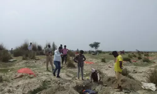 अभी अभी निकाली गई दफन की गई लाश, एक माह पूर्व संदिग्ध परिस्थितियों में हुई थी आटो चालक युवक की मौत अभी अभी निकाली गई दफन की गई लाश, एक माह पूर्व संदिग्ध परिस्थितियों में हुई थी आटो चालक युवक की मौत