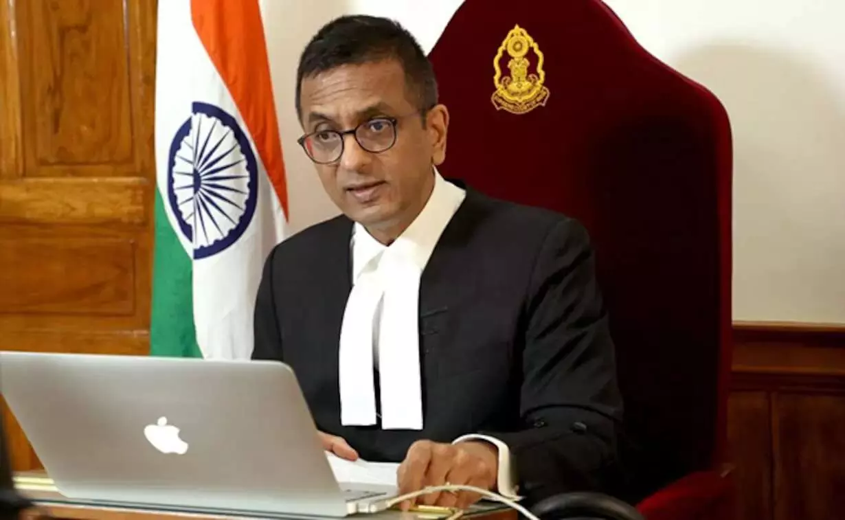 अभी अभी लिव इन रिलेशनशिप के रजिस्ट्रेशन वाली अर्जी देख नाराज हुए CJI चंद्रचूड़,    लगाई याचिककर्ता को कड़ी फटकार और बोले