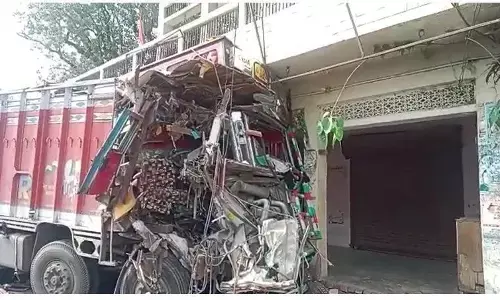 दो ट्रको में हुई टक्कर के बाद घर में घुसी ट्रक, ट्रक चालक की हुई मौत,क्लीनर घायल दो ट्रको में हुई टक्कर के बाद घर में घुसी ट्रक, ट्रक चालक की हुई मौत,क्लीनर घायल