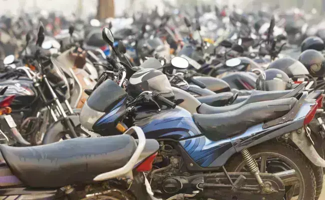 शादी के मौसम में मांग बढ़ने से फरवरी में बाइक की बिक्री में बढ़ोतरी, चिप की कमी हुई पूरी शादी के मौसम में मांग बढ़ने से फरवरी में बाइक की बिक्री में बढ़ोतरी, चिप की कमी हुई पूरी