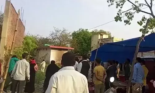 दहेज मामले में न्यायालय से पति को बेल मिलते ही भड़क गया महिला पक्ष, जमकर चले लात जूते, देखें पूरा वीडियो दहेज मामले में न्यायालय से पति को बेल मिलते ही भड़क गया महिला पक्ष, जमकर चले लात जूते, देखें पूरा वीडियो