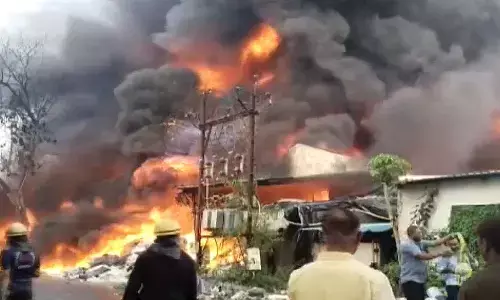 गुजरात के भरूच में पैकेजिंग कंपनी में लगी भीषण आग, 3 KM दूर तक दिखा धुएं का गुब्बार, दमकल की 15 गाड़ियां मौके पर मौजूद