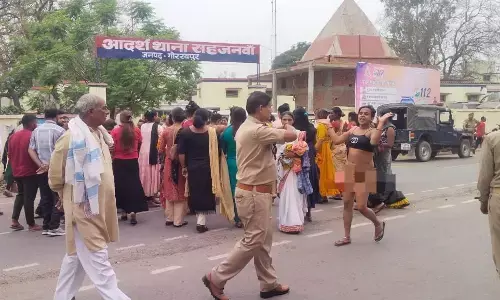 Gorakhpur News: थाने के अंदर आपस में भिड़े किन्नर, चैंबर छोड़ भागे थानेदार Gorakhpur News: थाने के अंदर आपस में भिड़े किन्नर, चैंबर छोड़ भागे थानेदार