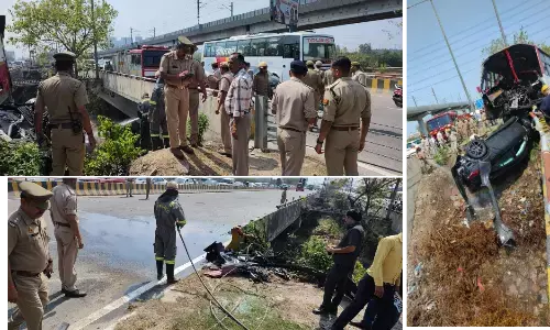 नोएडा में रोडवेज बस से टकराकर मर्सिडीज कार बस के नीचे फंसी, कार फंसी देख यातायात रुका