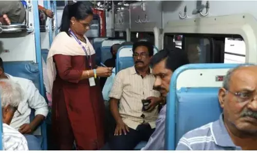 Indian Railways: रेल की यात्रा करने वाले यात्री कृपया ध्यान दे क्योंकि अब आपको ऐसी महिला टिकट चेकर मिलेंगी जिन्होंने वसूले हैं करोड़ों रुपए जुर्माना Indian Railways: रेल की यात्रा करने वाले यात्री कृपया ध्यान दे क्योंकि अब आपको ऐसी महिला टिकट चेकर मिलेंगी जिन्होंने वसूले हैं करोड़ों रुपए जुर्माना