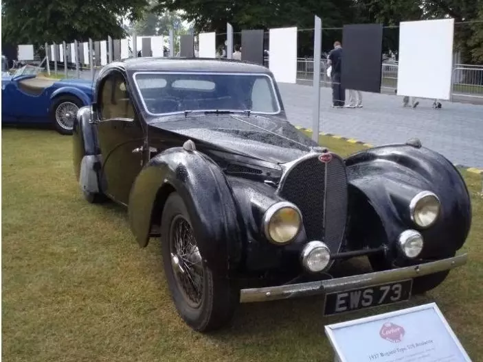 Bugatti: शख्स ने कबाड़ से लगाया जुगाड़ 50 साल की पुरानी कार के साथ किया कुछ ऐसा कि मिले पूरे ₹30 करोड़