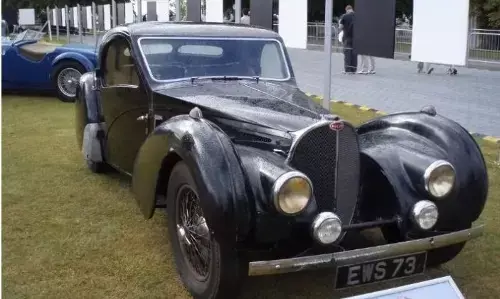 Bugatti: शख्स ने कबाड़ से लगाया जुगाड़ 50 साल की पुरानी कार के साथ किया कुछ ऐसा कि मिले पूरे ₹30 करोड़ Bugatti: शख्स ने कबाड़ से लगाया जुगाड़ 50 साल की पुरानी कार के साथ किया कुछ ऐसा कि मिले पूरे ₹30 करोड़