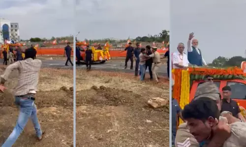 PM Modi Security Breach: पीएम मोदी की सुरक्षा में तीसरी बार चूक, रोड शो में काफिले की ओर दौड़ा युवक, देखें VIDEO PM Modi Security Breach: पीएम मोदी की सुरक्षा में तीसरी बार चूक, रोड शो में काफिले की ओर दौड़ा युवक, देखें VIDEO