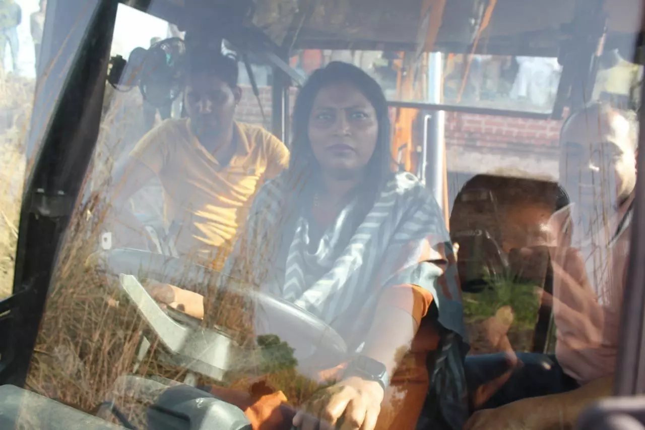 मेरठ कमिश्नर सेल्वा कुमारी का फोटोबुल्डोजर चलाते हुए वायरल