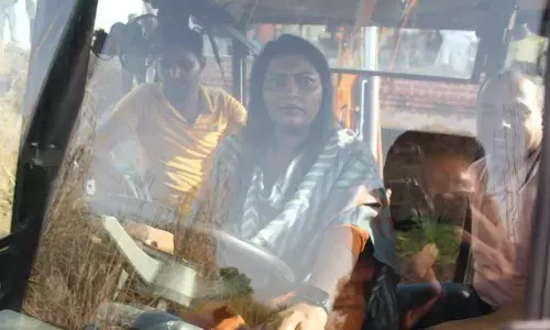 मेरठ कमिश्नर सेल्वा कुमारी का फोटोबुल्डोजर चलाते हुए वायरल मेरठ कमिश्नर सेल्वा कुमारी का फोटोबुल्डोजर चलाते हुए वायरल