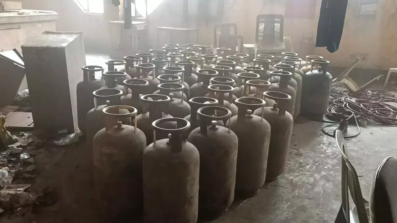 गाजियाबाद में सिलेंडर मे लगी आग, आग बुझाने पहुंची फायर ब्रिगेड की गाड़ियां गाजियाबाद में सिलेंडर मे लगी आग, आग बुझाने पहुंची फायर ब्रिगेड की गाड़ियां