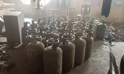 गाजियाबाद में सिलेंडर मे लगी आग, आग बुझाने पहुंची फायर ब्रिगेड की गाड़ियां गाजियाबाद में सिलेंडर मे लगी आग, आग बुझाने पहुंची फायर ब्रिगेड की गाड़ियां