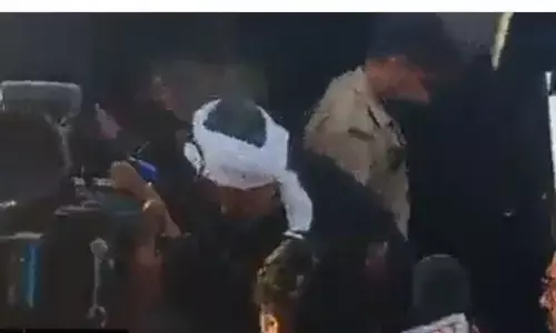 अभी अभी अतीक का काफिला जालौन में रुका