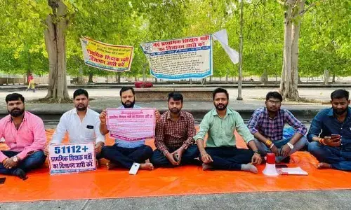 शिक्षक भर्ती से जुड़े अभ्यर्थियों का धरना खत्म, बेसिक शिक्षा मंत्री संदीप सिंह ने मांगा बीस दिन का समय