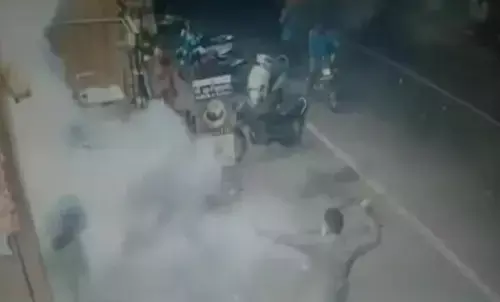 उमेश पाल जैसा हत्याकांड आया सामने! बम फेंककर हमलावरों ने की भाजपा नेता की हत्या, मौके पर पहुंचकर गृहमंत्री ने लिया जायजा? उमेश पाल जैसा हत्याकांड आया सामने! बम फेंककर हमलावरों ने की भाजपा नेता की हत्या, मौके पर पहुंचकर गृहमंत्री ने लिया जायजा?