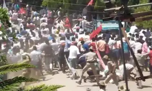 अभी-अभी : कर्नाटक के पूर्व CM येदियुरप्पा के घर पर पथराव, बंजारा समुदाय के प्रदर्शनकारियों पर पुलिस का लाठीचार्ज, मचा हड़कंप!