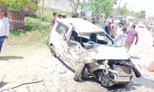 भीषण सड़क हादसे में पांच की मौत आधा दर्जन घायल, कार और ई -रिक्शा में हुई जोरदार भिड़ंत, हरदोई से घर जाते वक्त हुआ हादसा